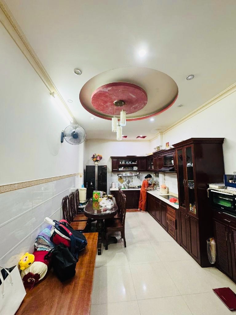 Bán Nhà Trường Chinh - Tân Bình: 4 Tầng, 4 Phòng Ngủ, Giá 7.6 Tỷ