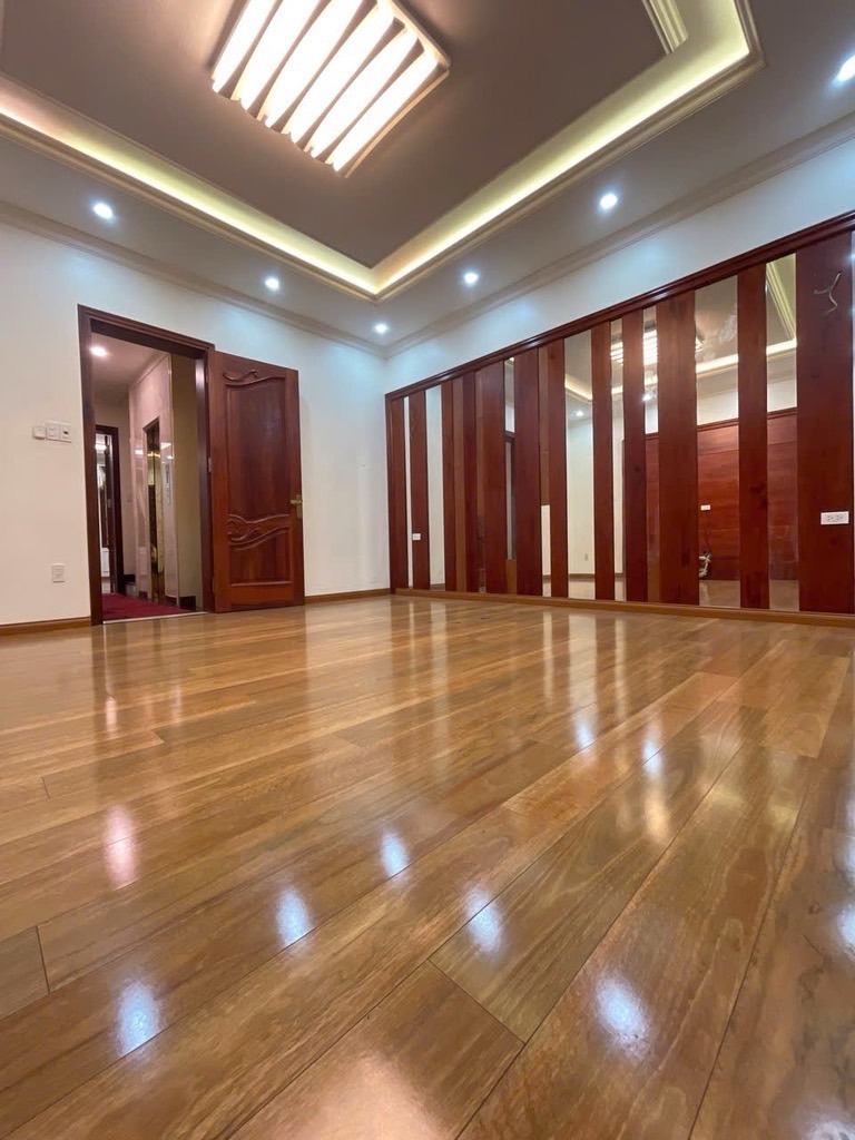 Bán gấp Biệt Thự Độc Bản Lạc Long Quân - View Hồ Tây - Giá Tốt
