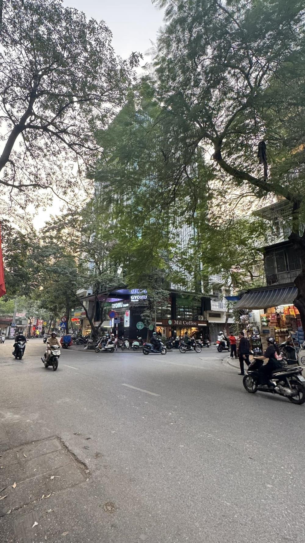 Bán nhà mặt phố Nguyên Hồng, Đống Đa: 99m2, 9 tầng, giá 96 tỷ - Vị trí đắc địa