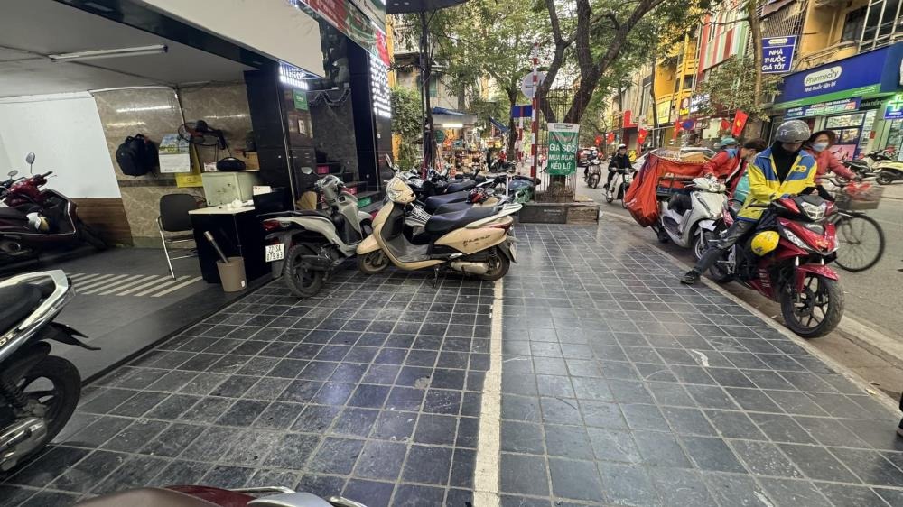Bán nhà mặt phố Nguyên Hồng, Đống Đa: 99m2, 9 tầng, giá 96 tỷ - Vị trí đắc địa