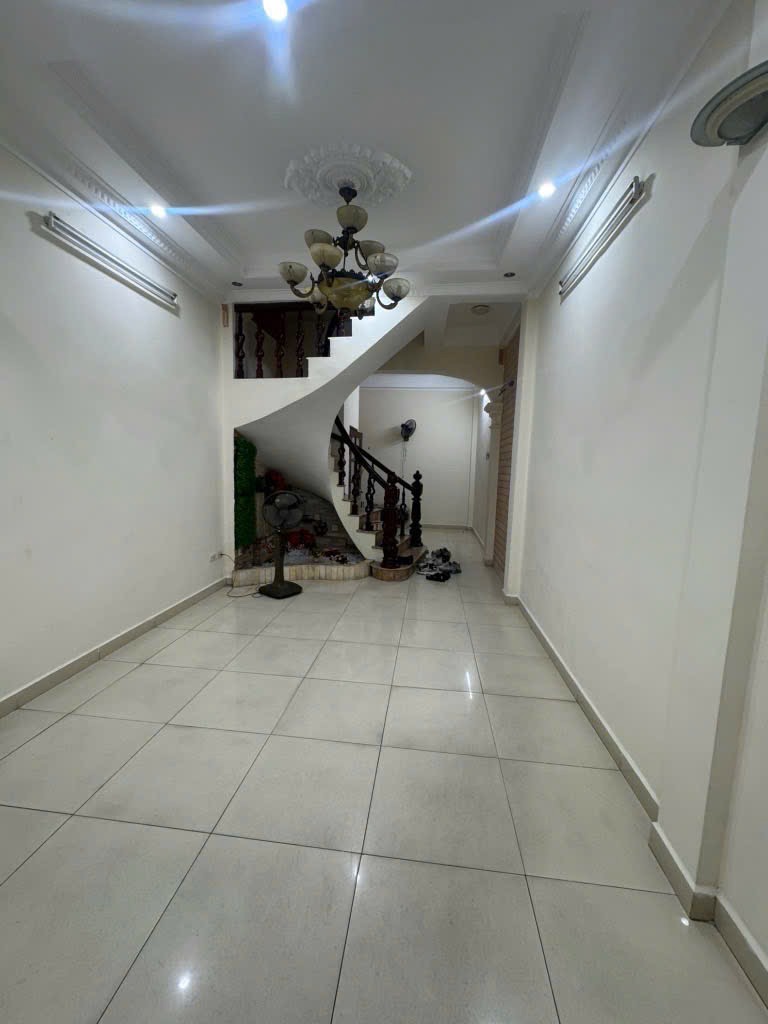 Bán nhà Cầu Giấy 45m2, 5 tầng, mặt tiền rộng, giá 8.5 tỷ