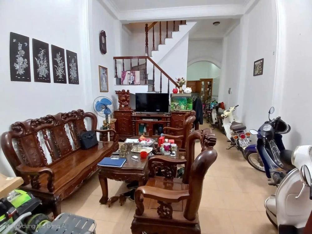 Bán Nhà Mặt Phố Trần Quốc Hoàn 55m2, 3 Tầng, Giá 18.8 Tỷ - Vị Trí Đắc Địa