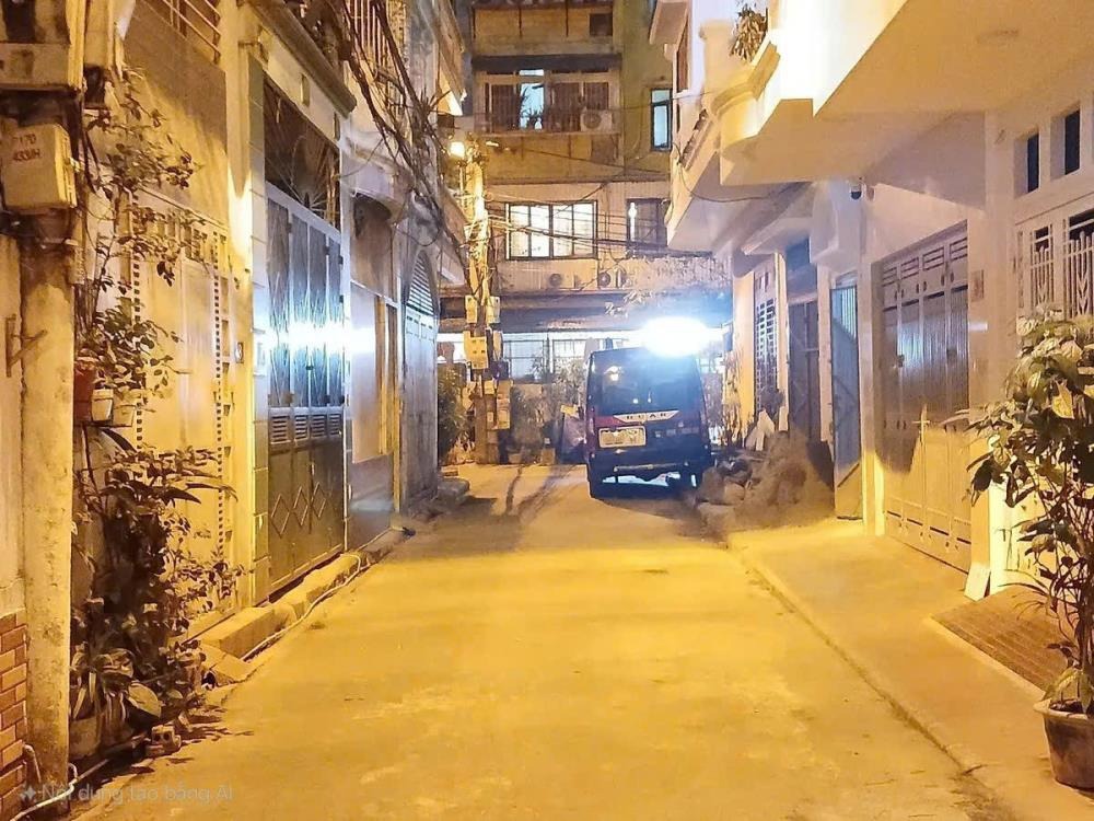 Bán Nhà Mặt Phố Trần Quốc Hoàn 55m2, 3 Tầng, Giá 18.8 Tỷ - Vị Trí Đắc Địa