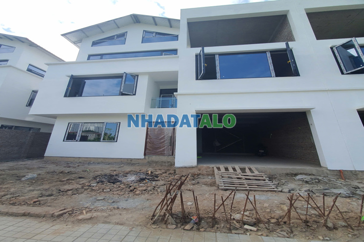 Bán biệt thự Vạn Xuân có sổ đỏ, hàng xóm Ciputra - DT 180m2 MT 12m 3 tầng 1 hầm - Giá đầu tư 38 tỷ
