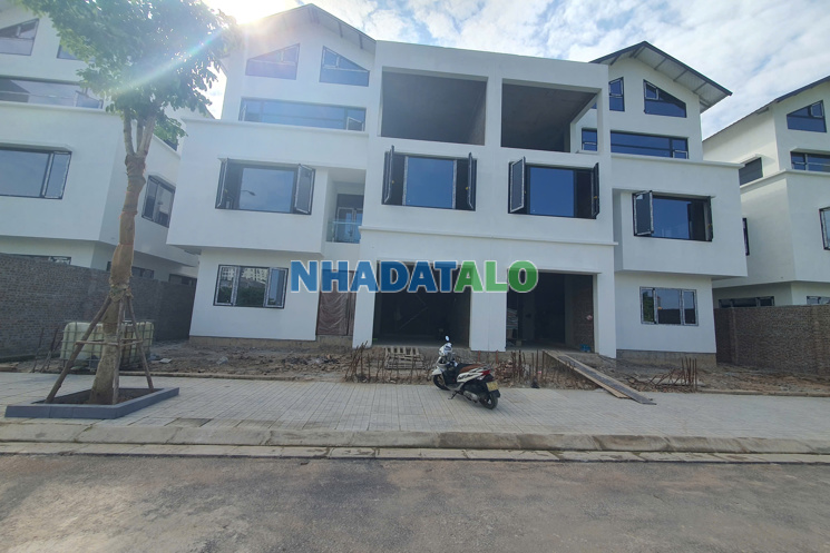 Bán biệt thự Vạn Xuân có sổ đỏ, hàng xóm Ciputra - DT 180m2 MT 12m 3 tầng 1 hầm - Giá đầu tư 38 tỷ