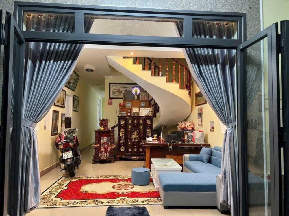 Bán nhà 90m2, 4 tầng, BTCT, hẻm xe hơi, Phạm Văn Đồng - Dòng tiền tốt