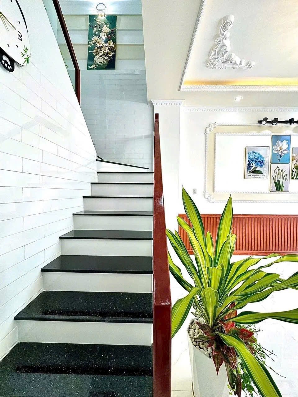 Bán đất tặng nhà 81m2 gần bến xe miền tây - Xe hơi trong nhà - Giá 1 tỷ 2