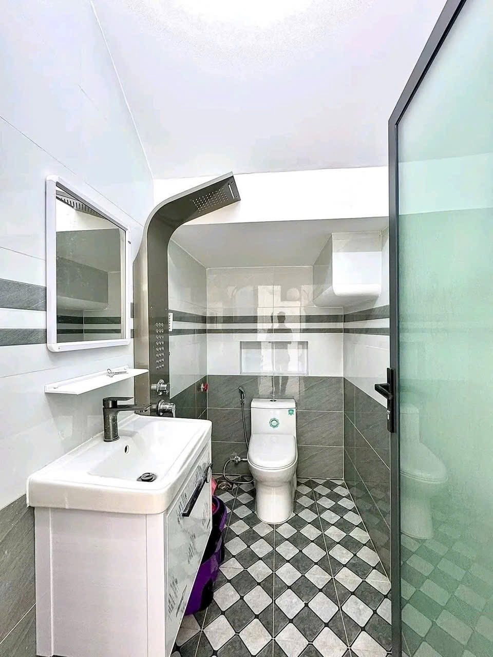 Bán đất tặng nhà 81m2 gần bến xe miền tây - Xe hơi trong nhà - Giá 1 tỷ 2