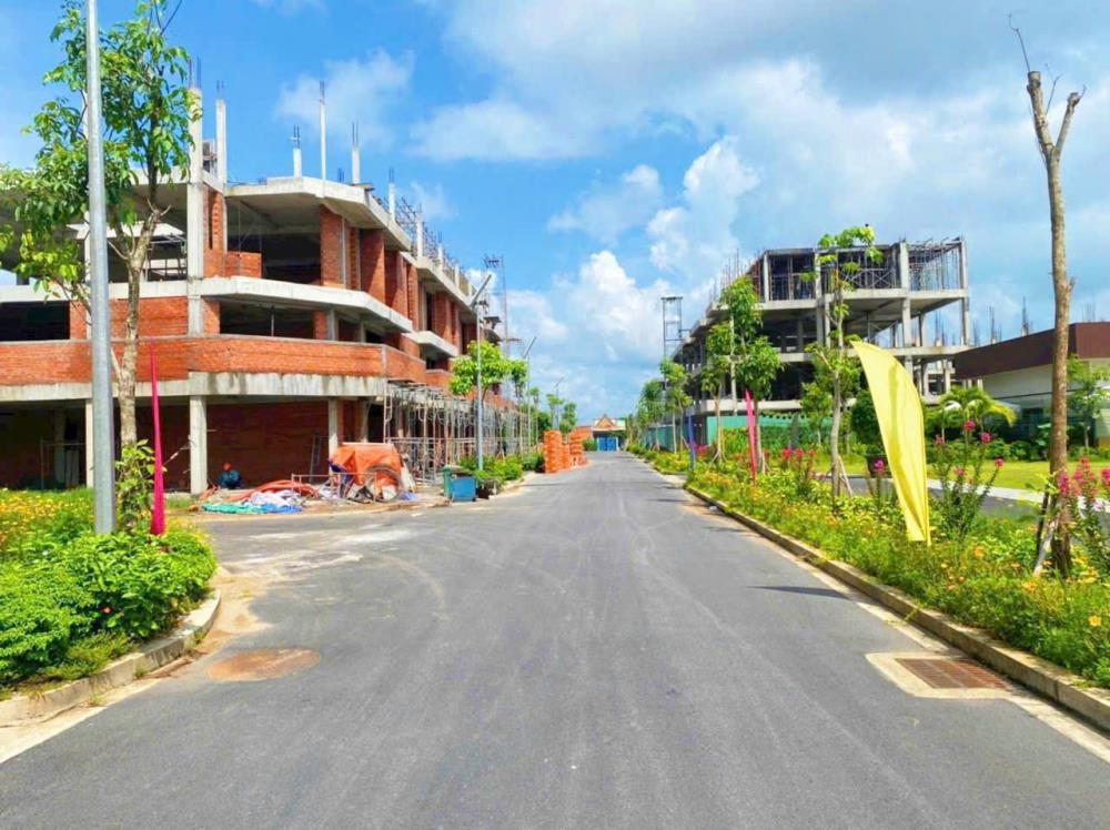 Nhà phố 5x16, 3 tầng, Bình Chánh: Đối diện chợ, kề quốc lộ 1A