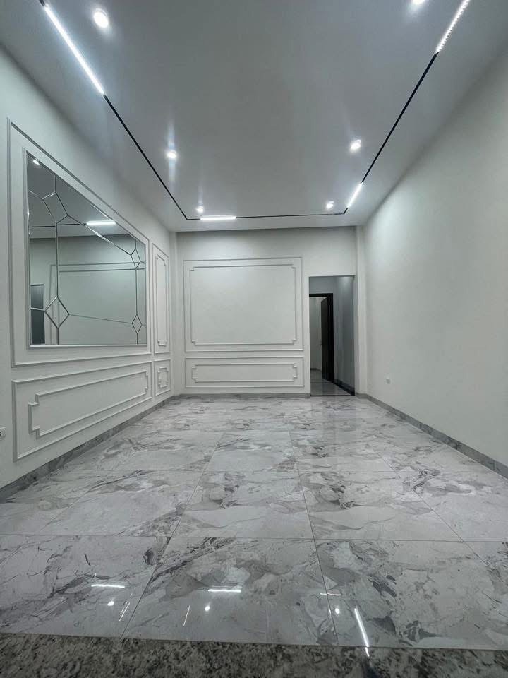 Bán Phân Lô Trần Quốc Hoàn, Cầu Giấy 41m², 5 Tầng, Thang Máy, Ô Tô Tránh - Giá 17.5 tỷ