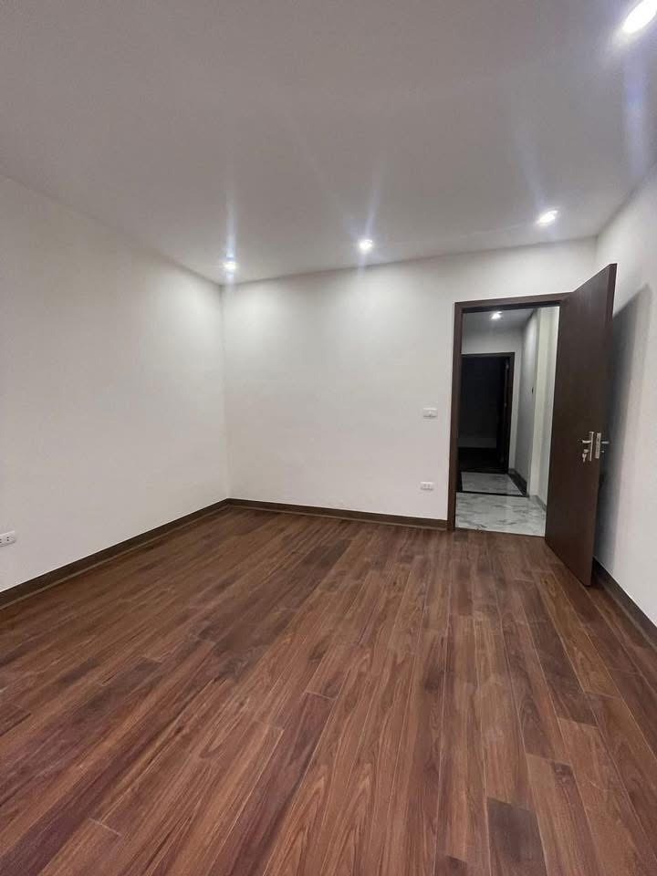 Bán Phân Lô Trần Quốc Hoàn, Cầu Giấy 41m², 5 Tầng, Thang Máy, Ô Tô Tránh - Giá 17.5 tỷ