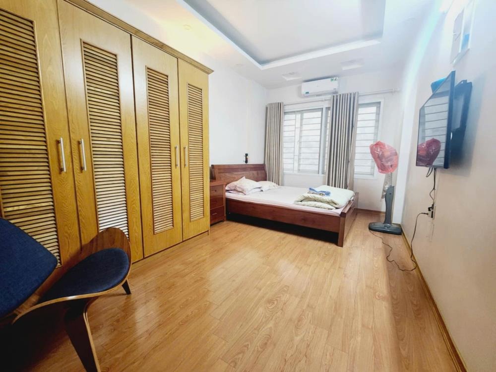 Bán nhà Đội Cấn 44m2, 5 Tầng, 9.3 Tỷ - Vị Trí Đẹp, Tặng Nội Thất