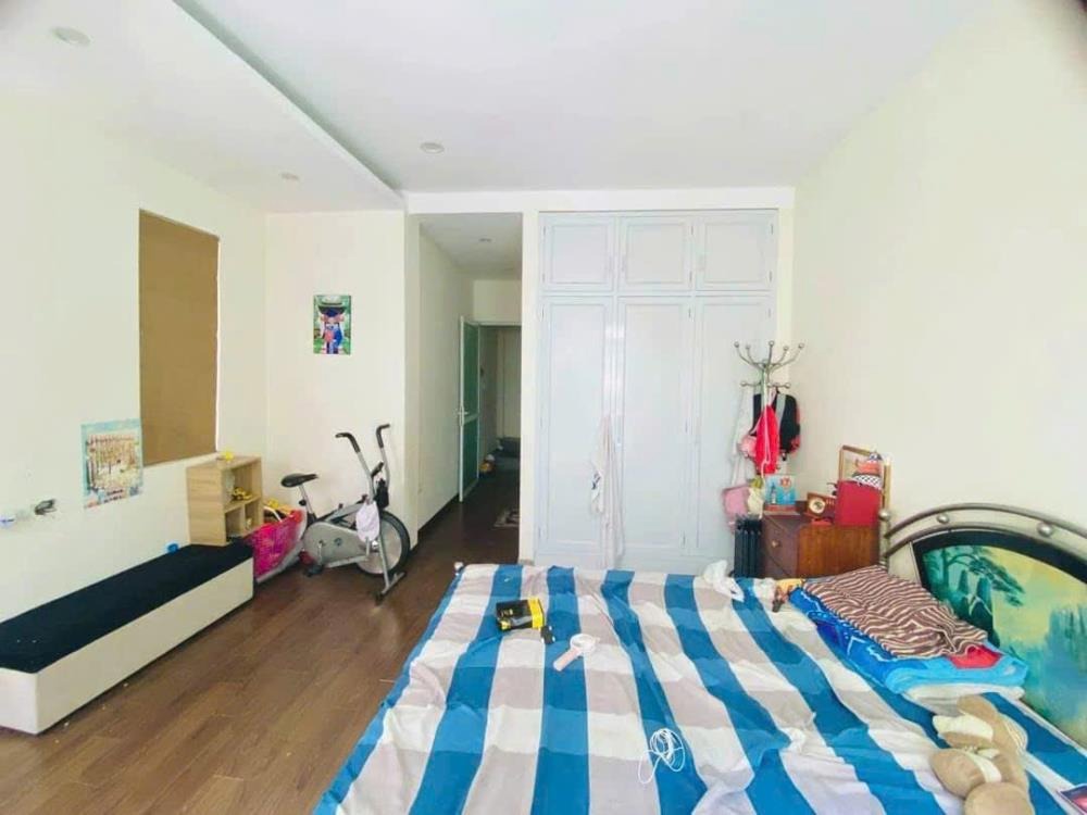 Bán nhà mặt phố Hào Nam - Vị trí đắc địa, kinh doanh sầm uất - Giá 10 tỷ