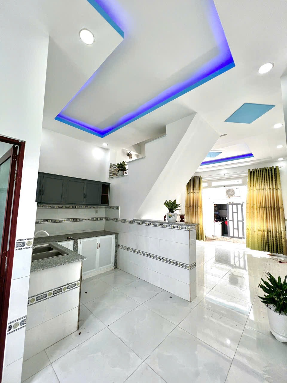 Nhà Chủ Ngộp Hóc Môn: Giá Chỉ 650tr, SHR, Vào Ở Ngay