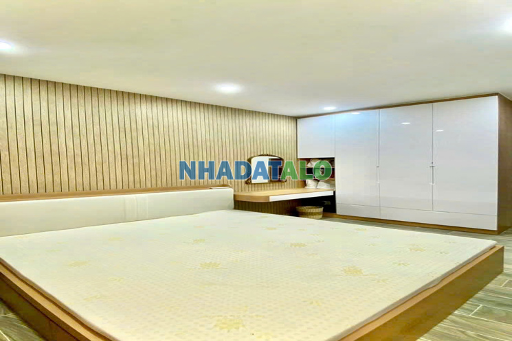 BÁN NHÀ Q10- HẺM 6M THÔNG CMT8- NGANG HƠN 5M- CĂN GÓC 3 TẦNG 3 PHÒNG NGỦ NỘI THẤT SỊN: 11 TỶ NHỈNH