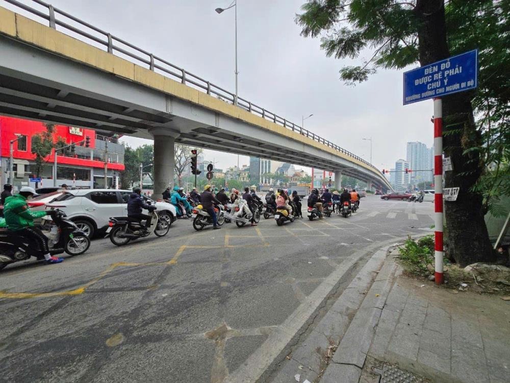 Bán nhà phố Láng Hạ, Đống Đa - 46m2, 4 Tầng, Mặt Tiền 4.8m, Giá Tốt