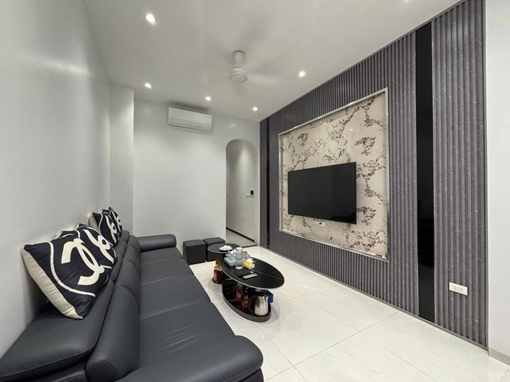 Bán Nhà Khâm Thiên, Đống Đa - 7 Tầng, Thang Máy, 37m2 - Giá 13.4 Tỷ