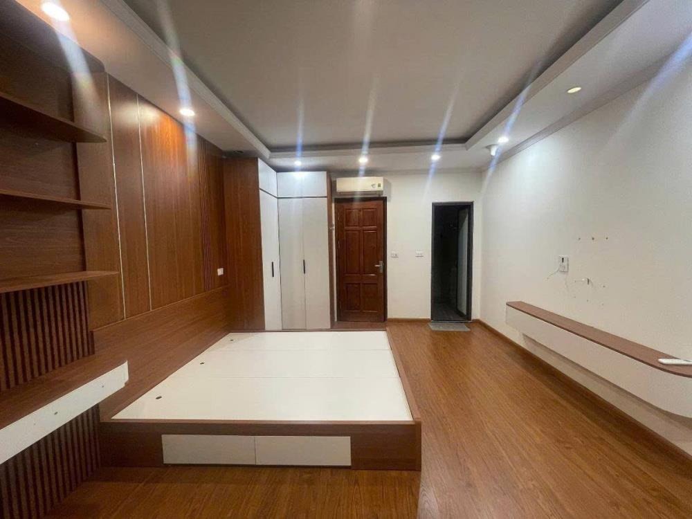 Bán nhà Võ Chí Công 7 tầng, 35.2m2, mặt tiền rộng, gần phố - Giá 10.5 tỷ