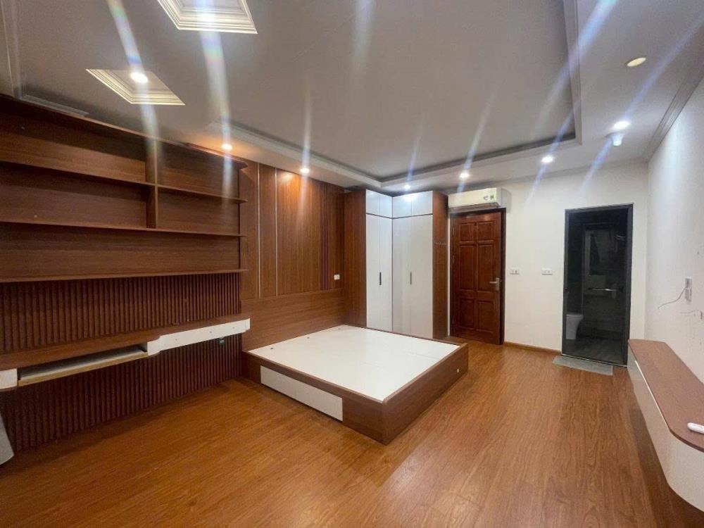 Bán nhà Võ Chí Công 7 tầng, 35.2m2, mặt tiền rộng, gần phố - Giá 10.5 tỷ