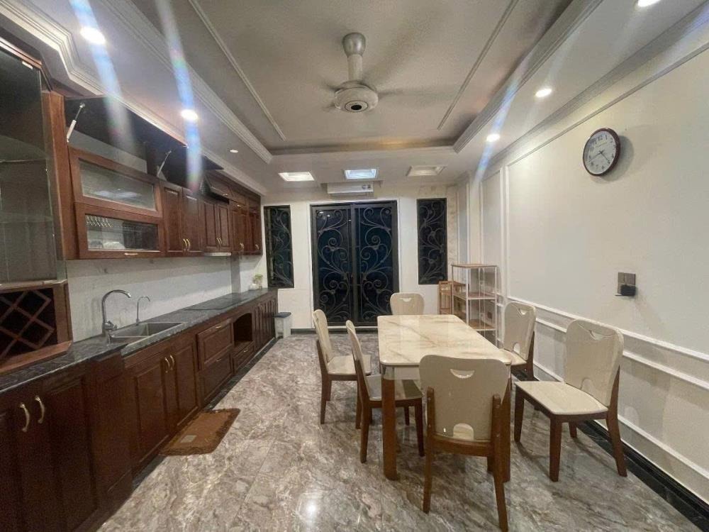Bán nhà Võ Chí Công 7 tầng, 35.2m2, mặt tiền rộng, gần phố - Giá 10.5 tỷ