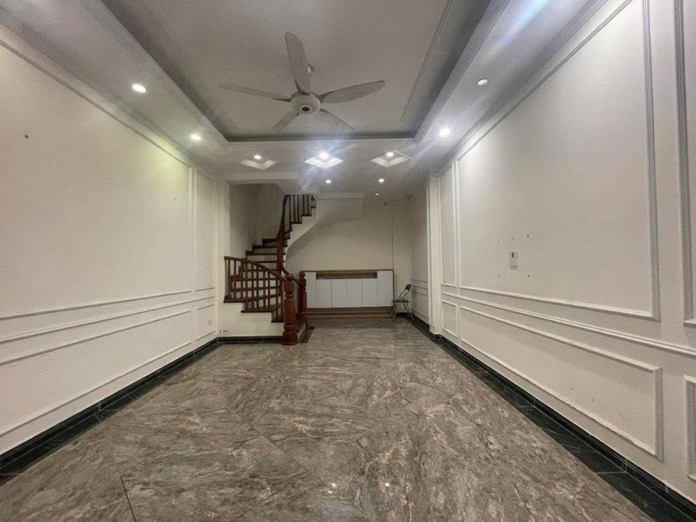 Bán nhà Võ Chí Công 7 tầng, 35.2m2, mặt tiền rộng, gần phố - Giá 10.5 tỷ