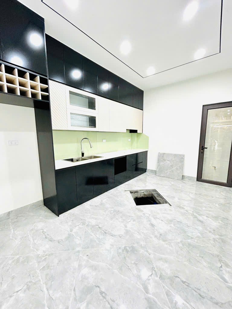 Bán nhà Cầu Giấy - 38m2 - 3 Tầng - Giá 7 Tỷ - Lô Góc - Vị Trí Đẹp