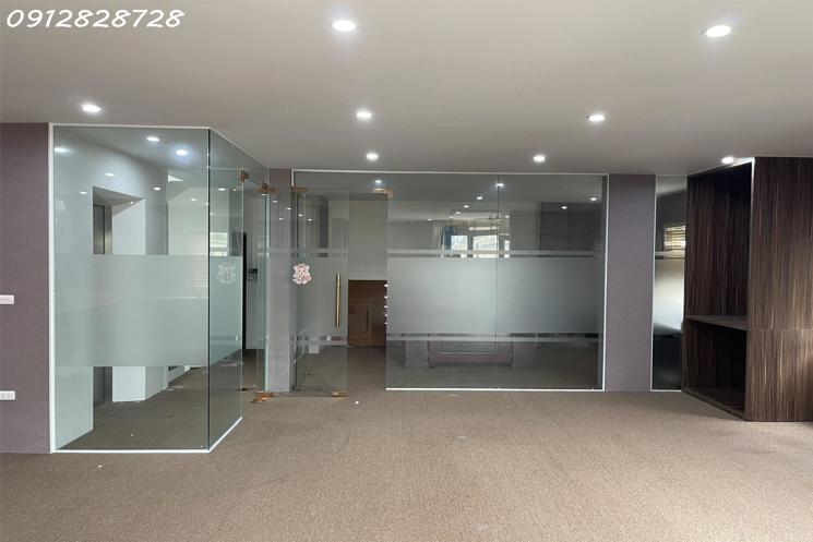 Cho thuê biệt thự ngõ 214 Nguyễn Xiển ,120m x 5 tầng 1 tum thông sàn , thang máy riêng có PCCC hiện