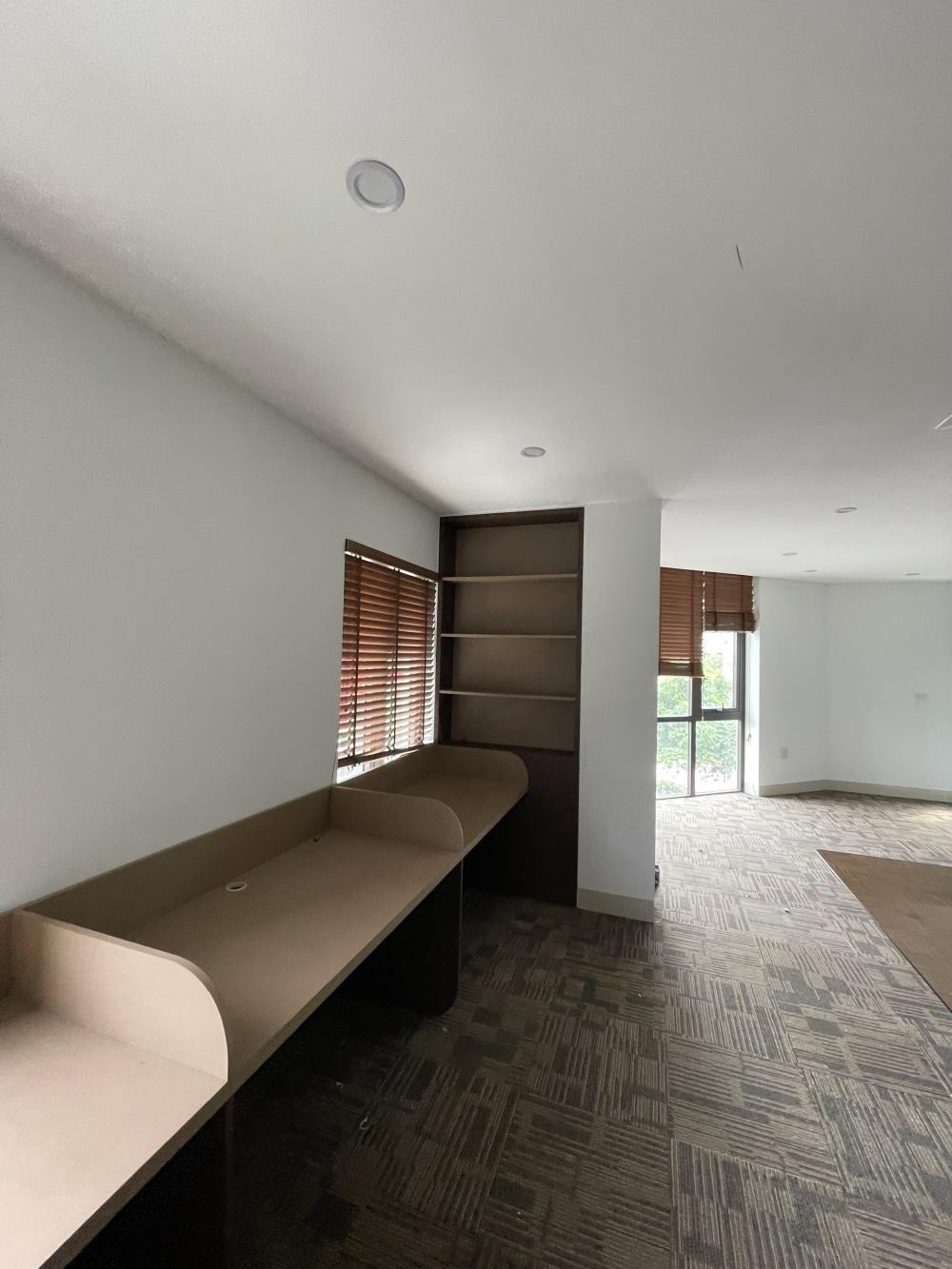 Cho Thuê Biệt Thự Nguyễn Xiển 120m², 5 Tầng, Thang Máy, PCCC - Giá 80 Triệu/Tháng