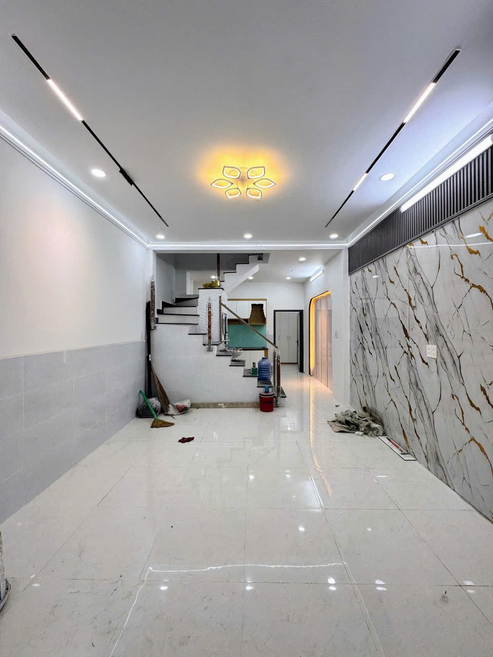 🏠 Nhà Đẹp, Giá Tốt Tại Bình Chánh - Gần Nhà Thờ, Dễ Dàng Kết Nối