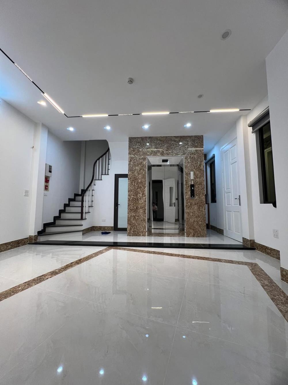 Căn hộ 6 tầng, thang máy, mặt tiền 5.3m, Trung Kính - Giá 11.25 tỷ