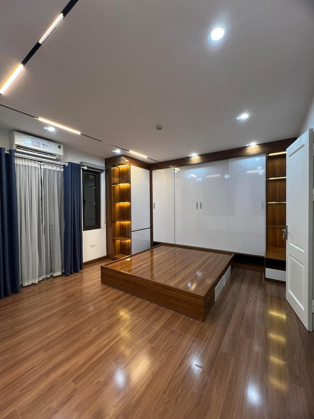 Căn hộ 6 tầng, thang máy, mặt tiền 5.3m, Trung Kính - Giá 11.25 tỷ
