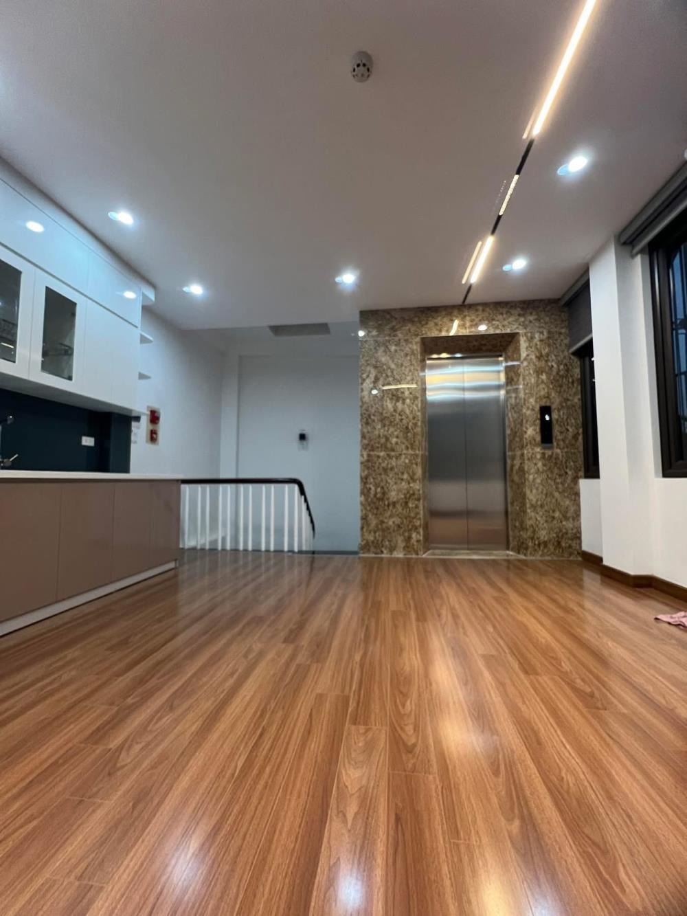 Căn hộ 6 tầng, thang máy, mặt tiền 5.3m, Trung Kính - Giá 11.25 tỷ