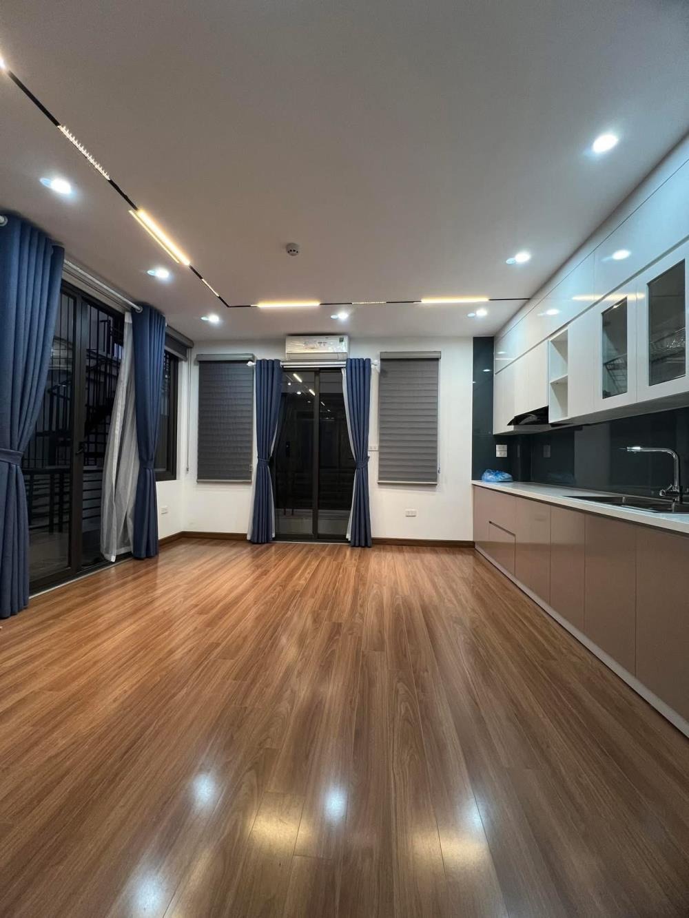 Căn hộ 6 tầng, thang máy, mặt tiền 5.3m, Trung Kính - Giá 11.25 tỷ