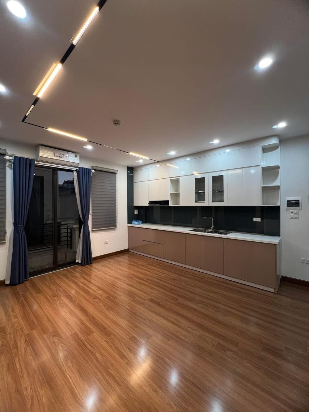 Căn hộ 6 tầng, thang máy, mặt tiền 5.3m, Trung Kính - Giá 11.25 tỷ