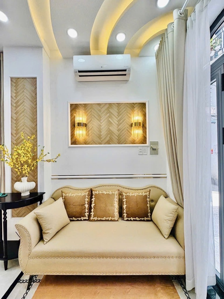 Nhà 3 Tầng Hoàng Văn Thụ: 15m Ra Mặt Phố, Full Nội Thất - Giá 6.45 Tỷ