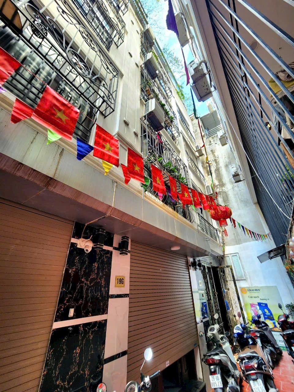 Bán nhà mặt ngõ Võng Thị 35m² - 6 tầng, Ô tô Đỗ Cửa, Gần Hồ Tây