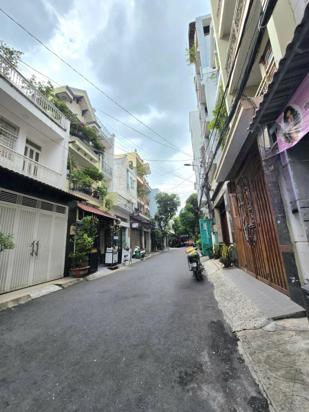 Cho Thuê Nhà Nguyên Căn 5PN, Hẻm Xe Hơi 8m Lê Văn Huân, Tân Bình