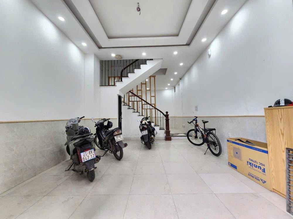 Bán nhà Lĩnh Nam 4 tầng, 51m2, 6 tỷ, Ô tô đỗ cửa