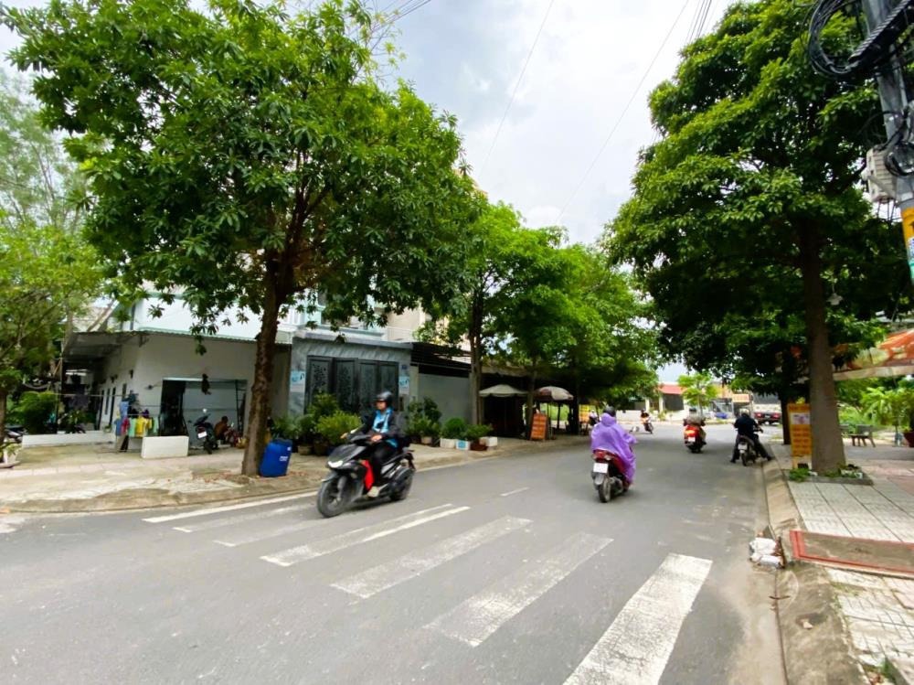 Bán nhà mặt tiền 114m2, 3 Tầng, 4PN tại KDC Nam Khang, Quận 9 - Giá 9.7 tỷ