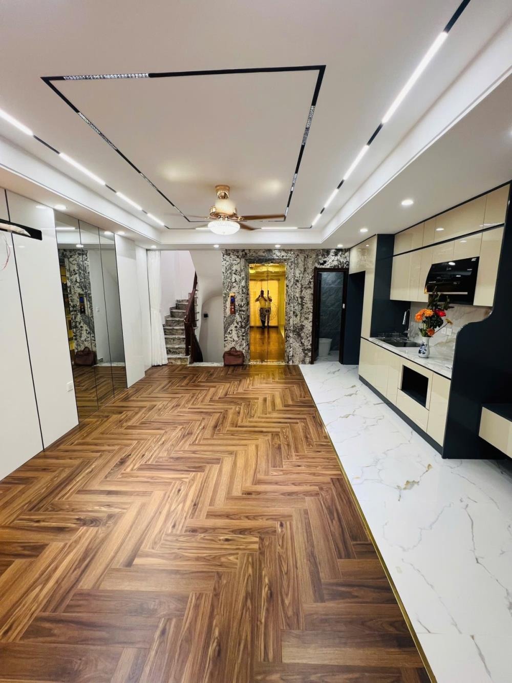 Nhà đẹp phân lô 5 tầng, thang máy, kinh doanh, đỗ ô tô tải - Phố Yên Lạc