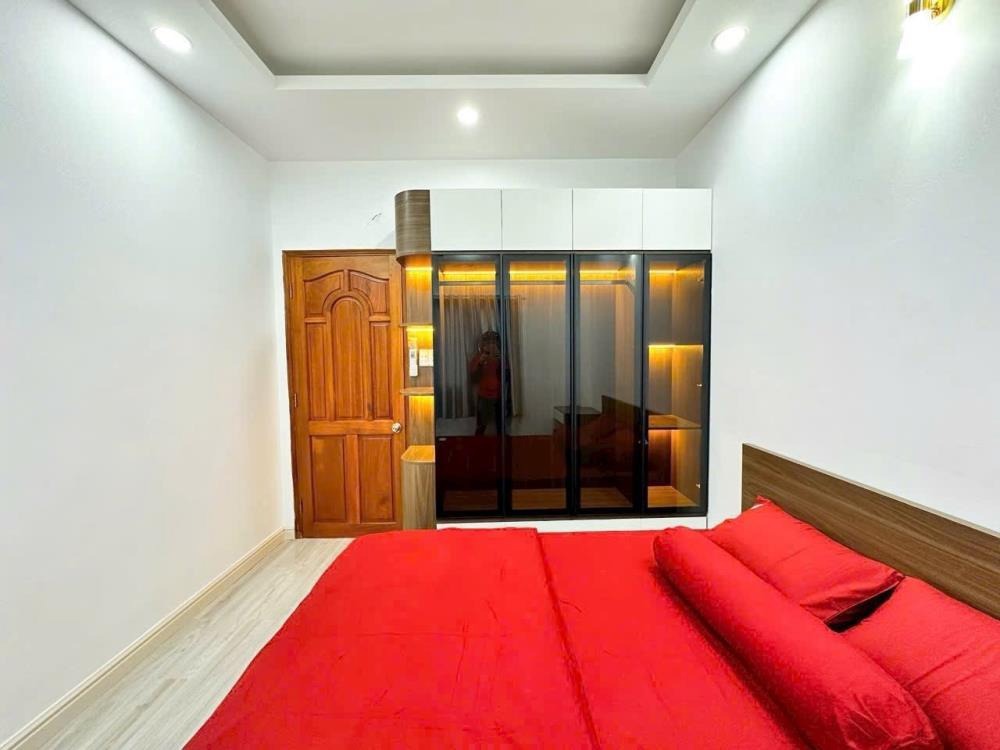 Nhà 3 Tầng Quận 7: Giá 5.5 Tỷ - Vị Trí Đắc Địa, Dân Trí Cao