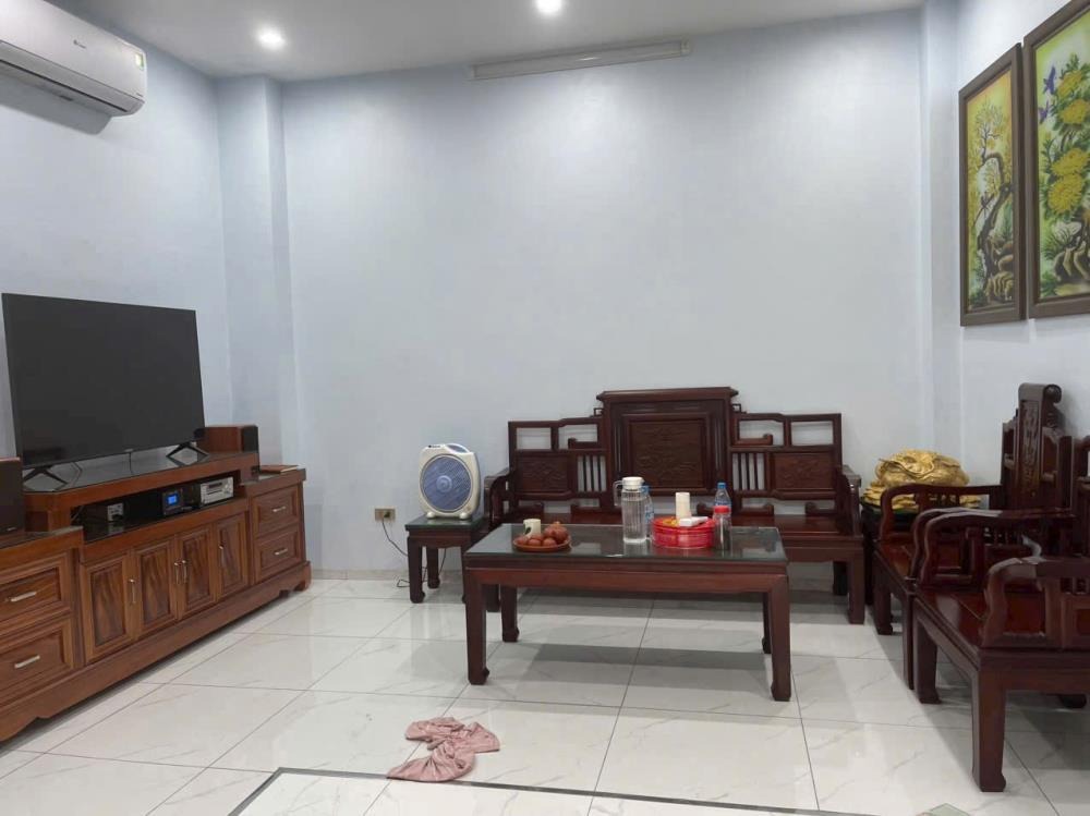 Nhà 3 Tầng, 4 Ngủ, Thổ Cư, Ô Tô Đỗ Cổng - Giá 6.65 Tỷ