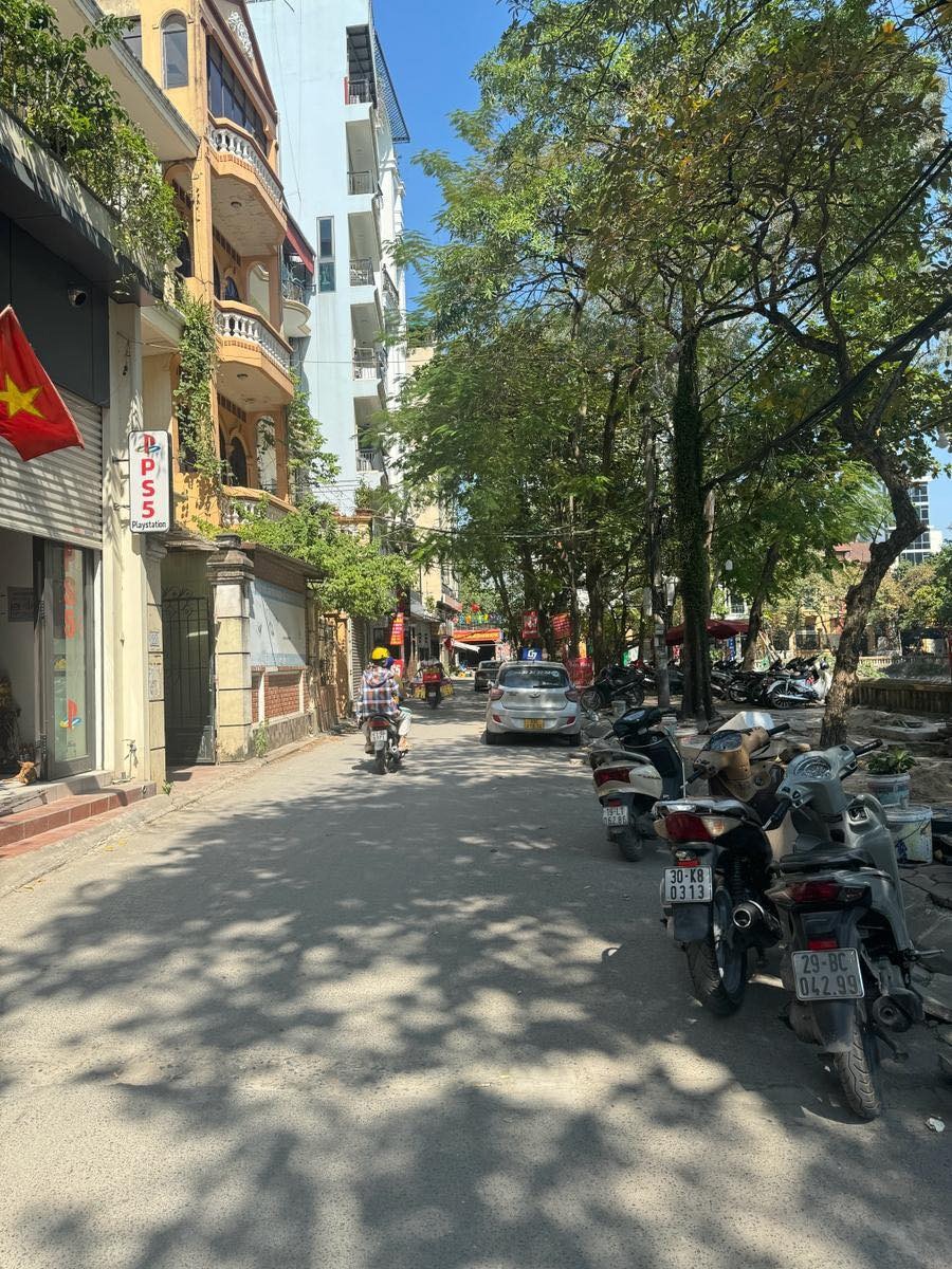 Bán Nhà Phố Trần Duy Hưng: 125m2, 4 Tầng, Mặt Tiền 8.2m, View Hồ, Giá 53.5 Tỷ