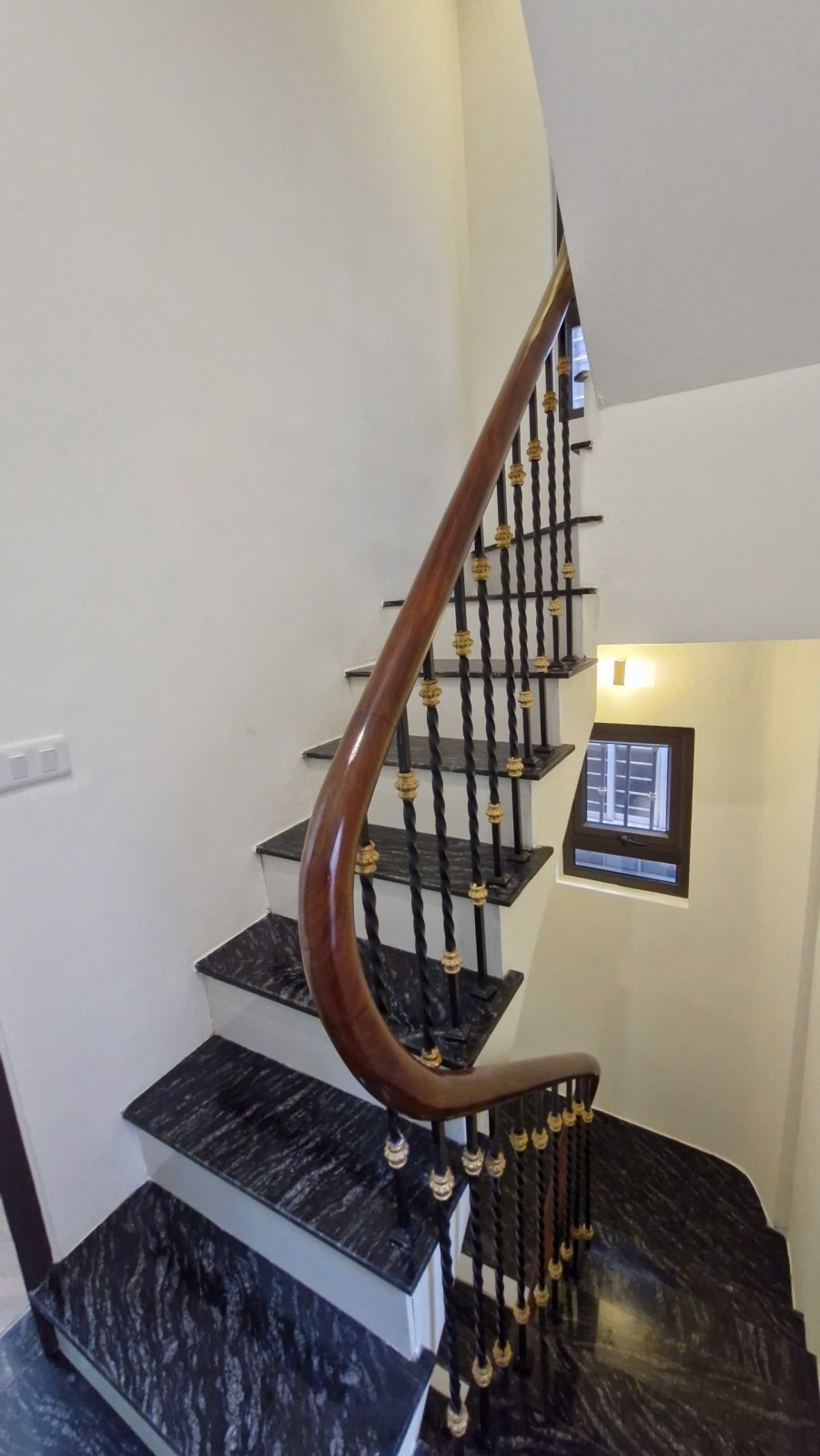 Nhà đẹp mới kính koong 5 tầng full nội thất gần trường Đại học KTQD giá tốt