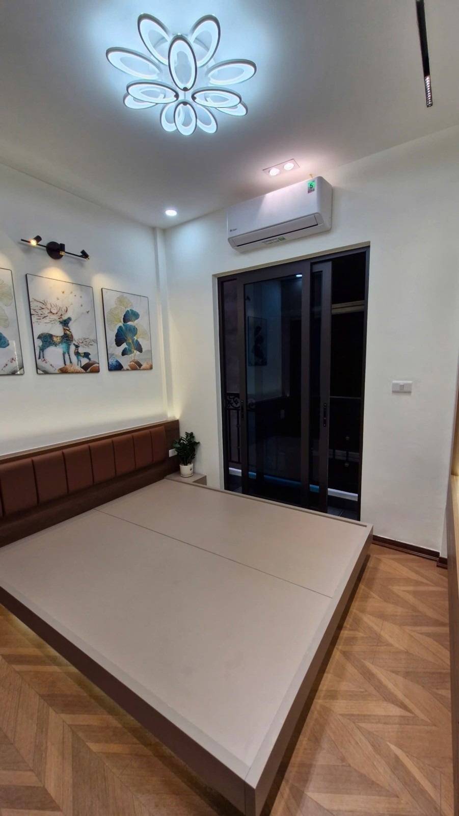Nhà đẹp mới kính koong 5 tầng full nội thất gần trường Đại học KTQD giá tốt