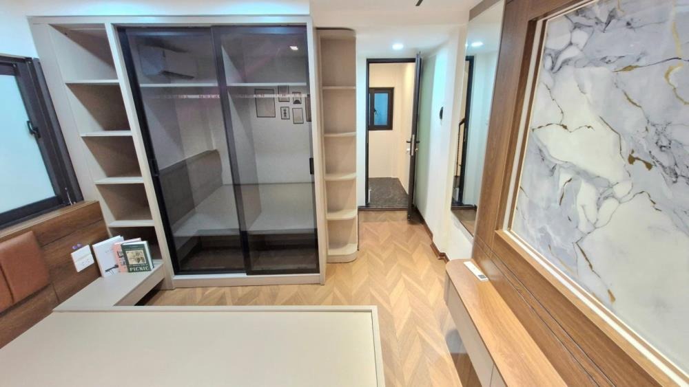 Nhà đẹp mới kính koong 5 tầng full nội thất gần trường Đại học KTQD giá tốt