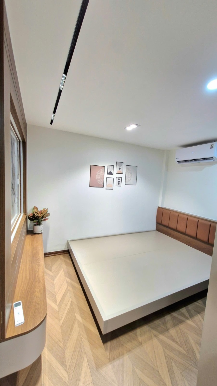 Nhà đẹp mới kính koong 5 tầng full nội thất gần trường Đại học KTQD giá tốt