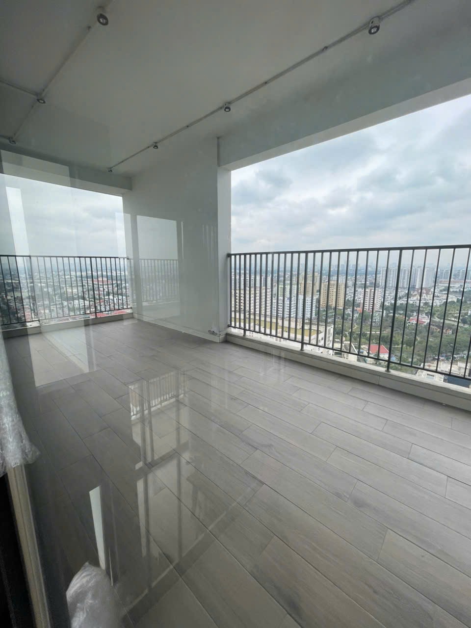Nhượng Căn Duplex Cao Cấp Lotus Sài Đồng - 383m2 - View Phố - Full Đồ Nhập
