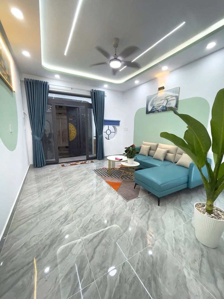 Bán nhà Tân Phú: 2 tầng, 60m2, Giá 5.98 tỷ - Vị trí đẹp, Tiện ích đầy đủ