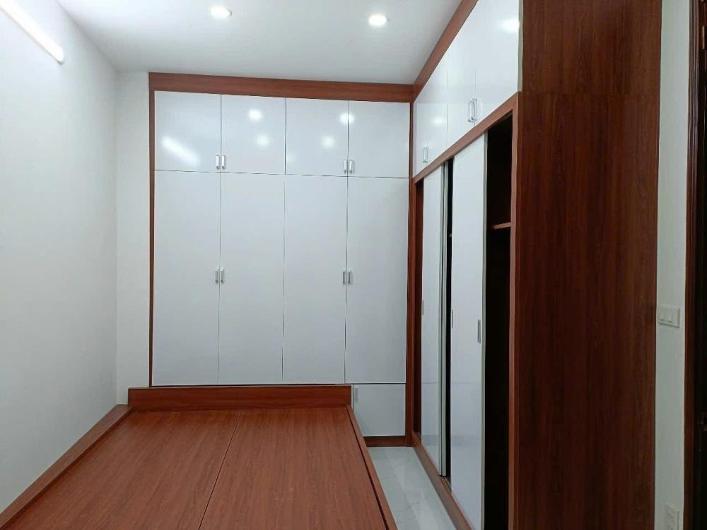 Nhà Phố Đê La Thành - 42m2 - 8.6 tỷ - Tặng Nội Thất - Ngõ Ô Tô